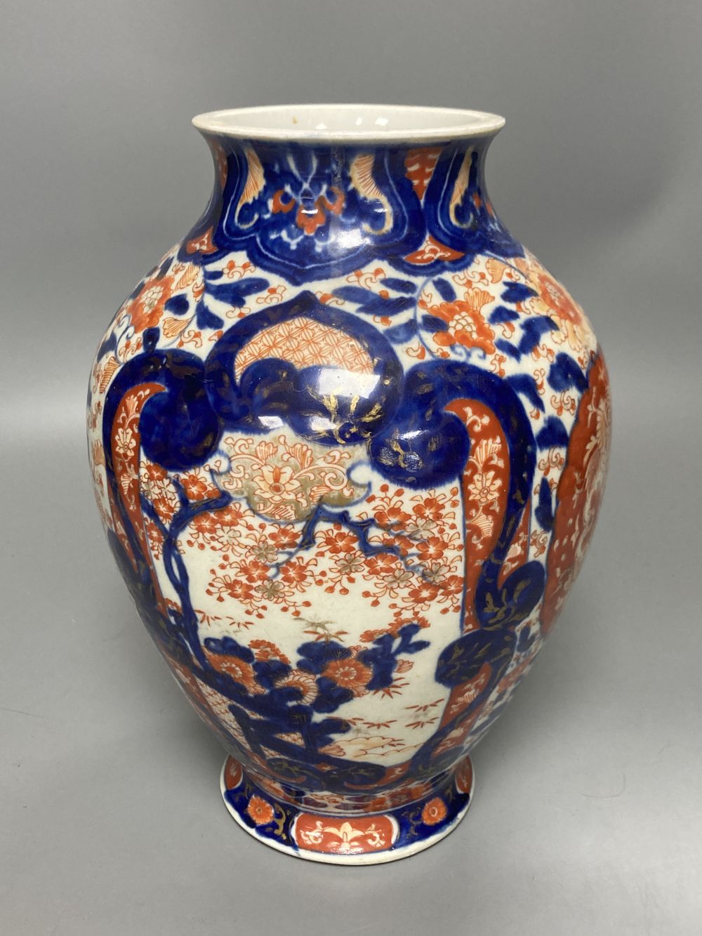 A large Imari porcelain vase, bulbous shape, 25cm